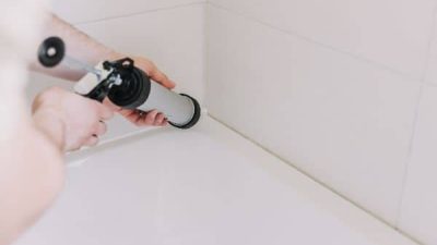 shower-and-tub-caulking-1.jpg